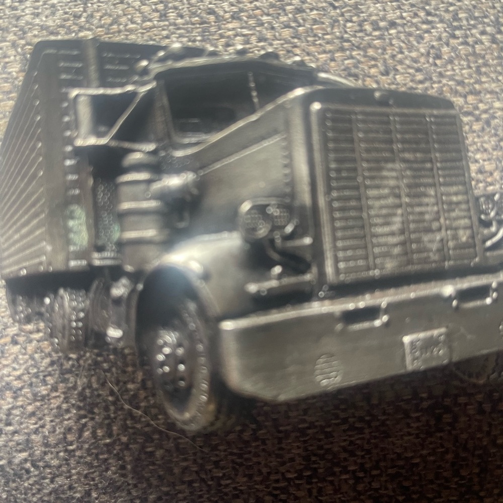 Tractor trailer belt buckle